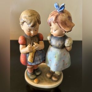 GOEBEL HUMMEL KNITTING LESSON #256 5 7.5" LARGE 1966-1974 TMK Authenticity